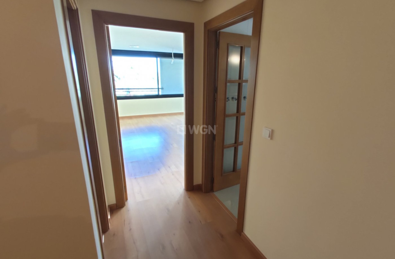 Odsprzedaż - Mieszkanie w bloku - Torrevieja - Puerto