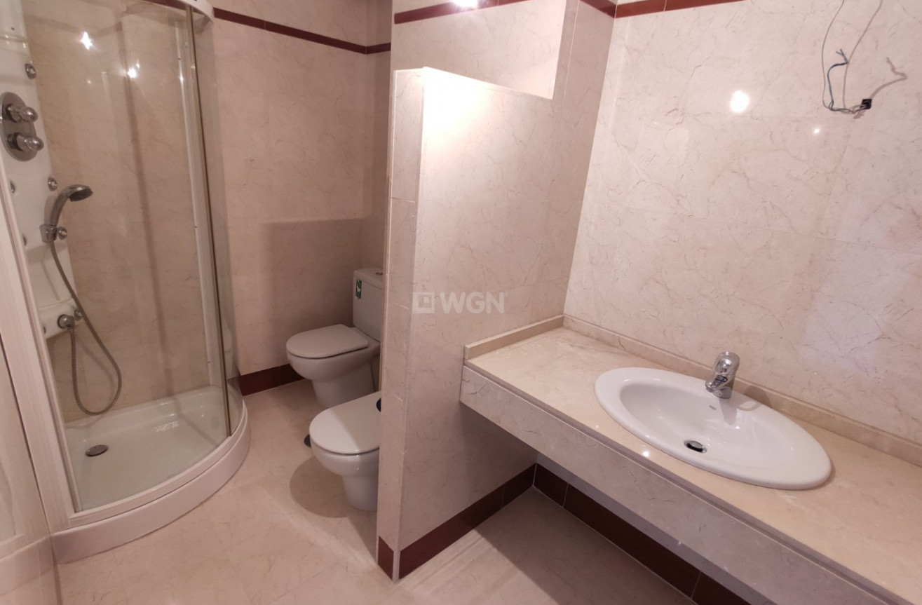 Odsprzedaż - Mieszkanie w bloku - Torrevieja - Puerto