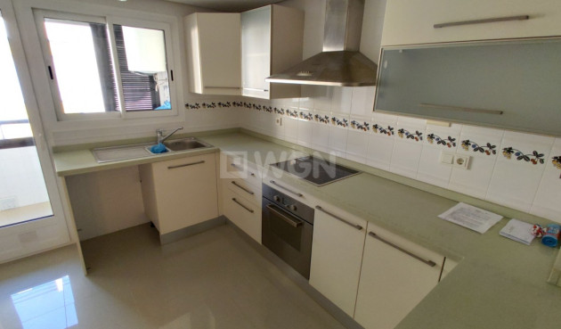 Odsprzedaż - Mieszkanie w bloku - Torrevieja - Puerto