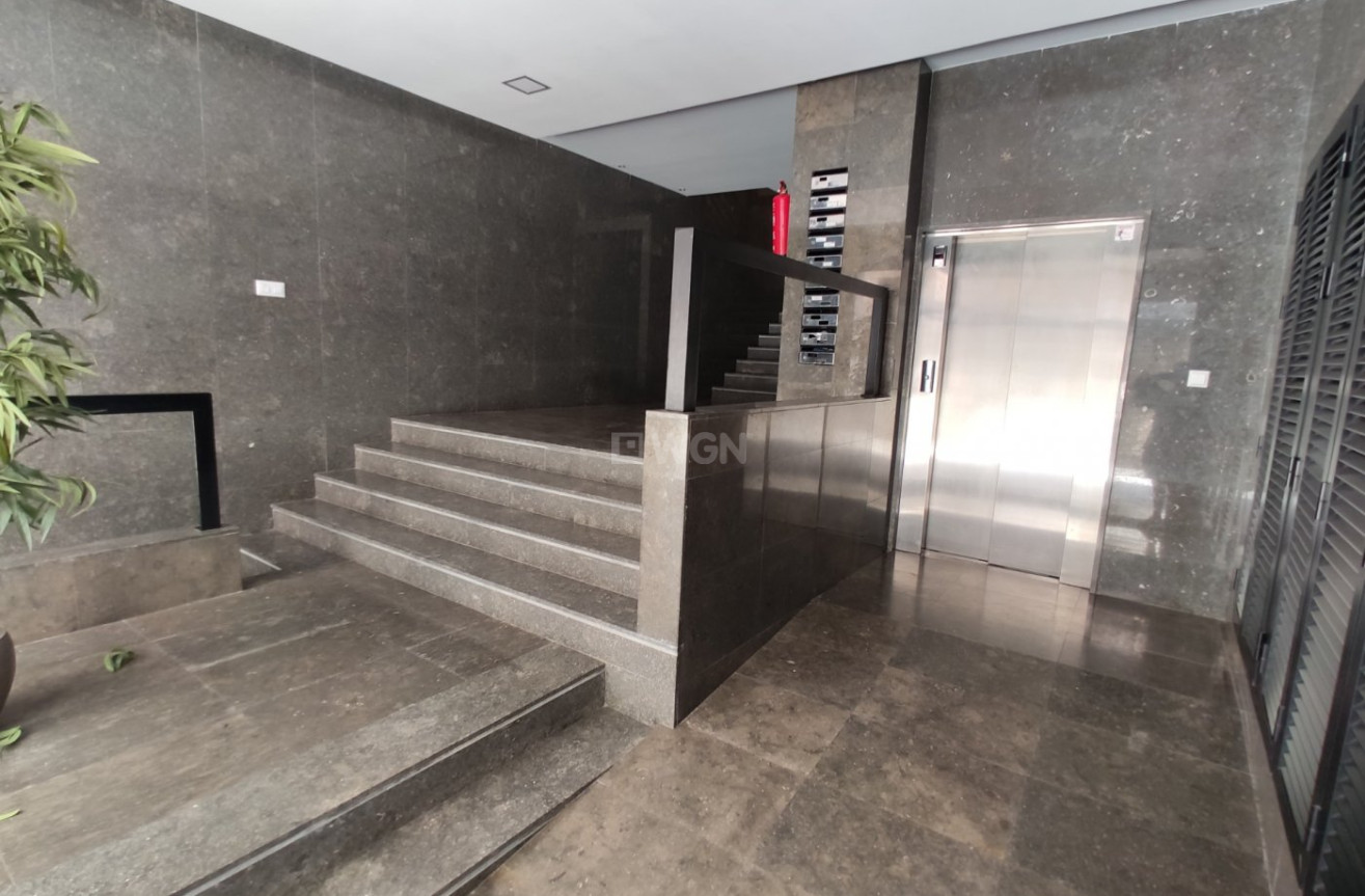 Odsprzedaż - Mieszkanie w bloku - Torrevieja - Puerto