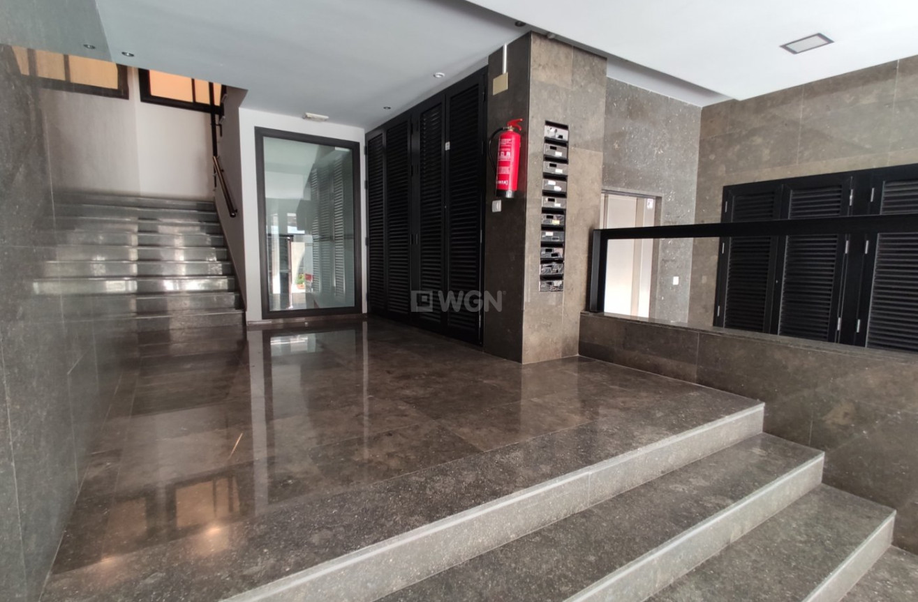 Odsprzedaż - Mieszkanie w bloku - Torrevieja - Puerto