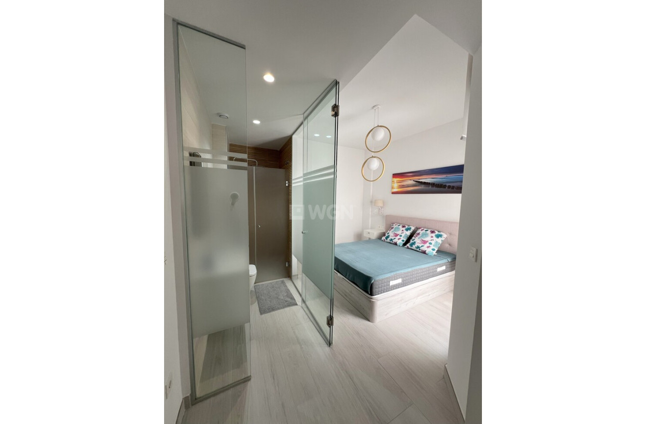 Odsprzedaż - Mieszkanie w bloku - Torrevieja - Playa del Cura