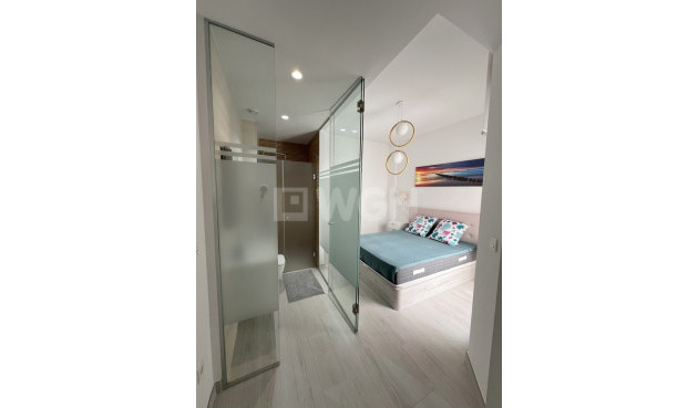 Odsprzedaż - Mieszkanie w bloku - Torrevieja - Playa del Cura