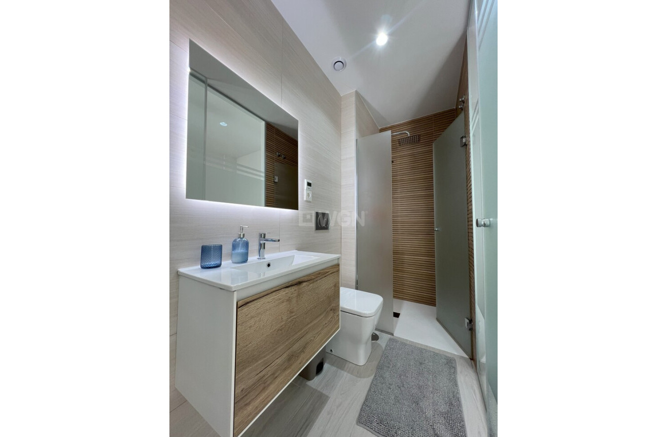 Odsprzedaż - Mieszkanie w bloku - Torrevieja - Playa del Cura