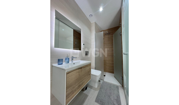 Odsprzedaż - Mieszkanie w bloku - Torrevieja - Playa del Cura