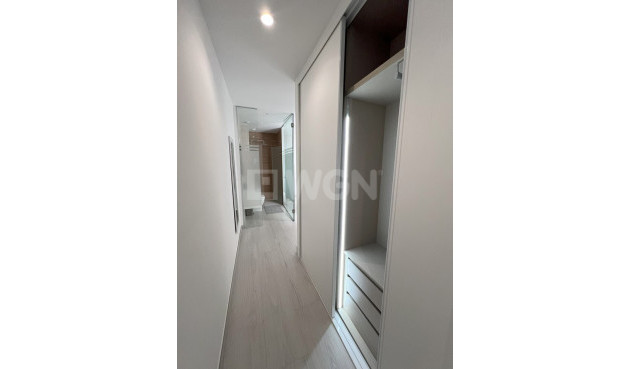 Odsprzedaż - Mieszkanie w bloku - Torrevieja - Playa del Cura