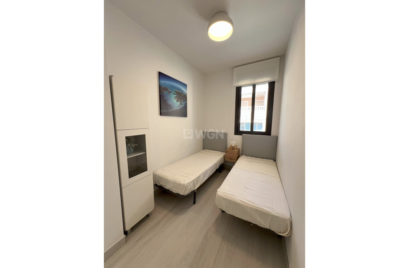 Odsprzedaż - Mieszkanie w bloku - Torrevieja - Playa del Cura