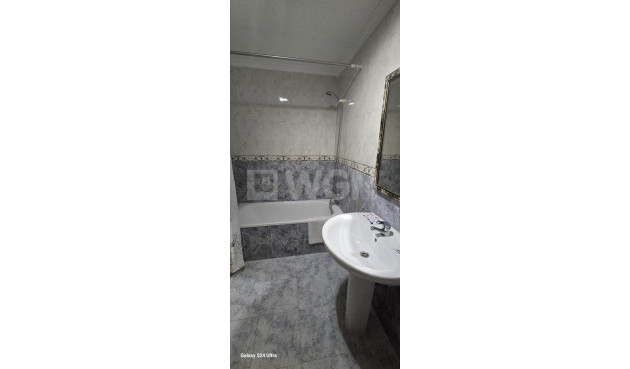 Odsprzedaż - Mieszkanie w bloku - Torrevieja