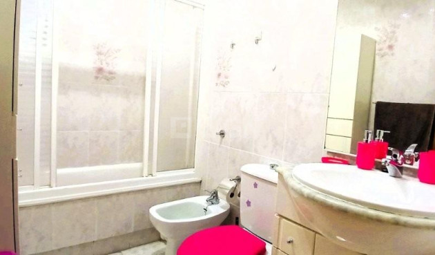 Odsprzedaż - Mieszkanie w bloku - Torrevieja - Playa del Cura