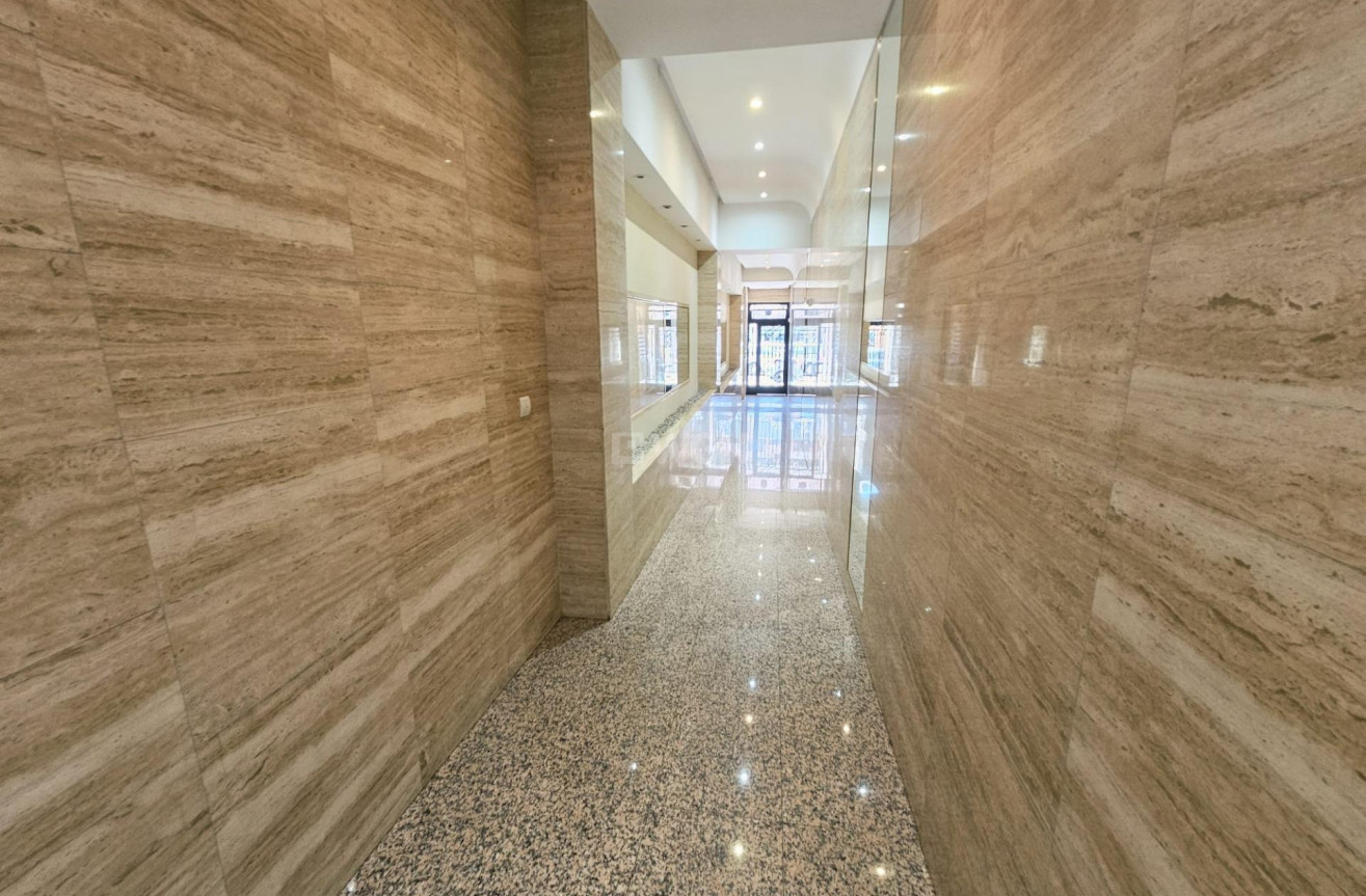 Odsprzedaż - Mieszkanie w bloku - Torrevieja