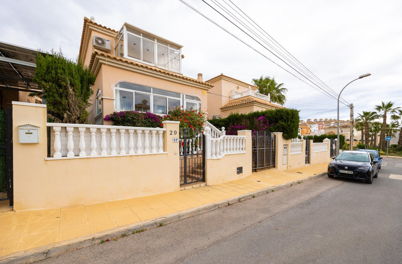 Odsprzedaż - Villa - Orihuela Costa - Villamartín-las Filipinas