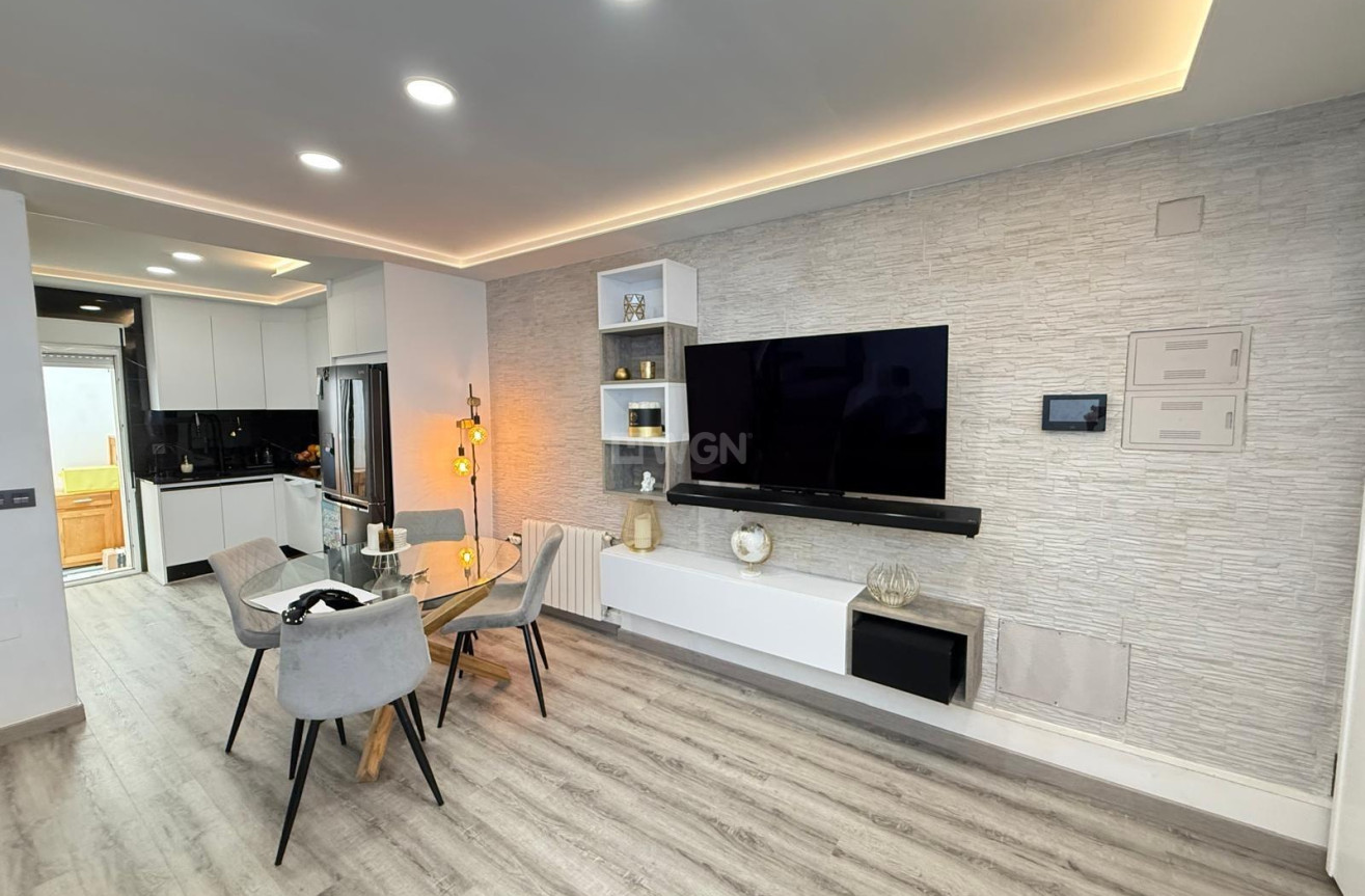 Odsprzedaż - Villa - Orihuela Costa - Villamartín