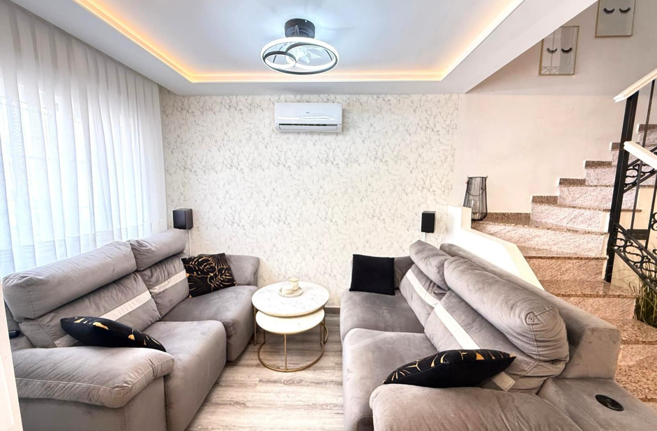 Odsprzedaż - Villa - Orihuela Costa - Villamartín