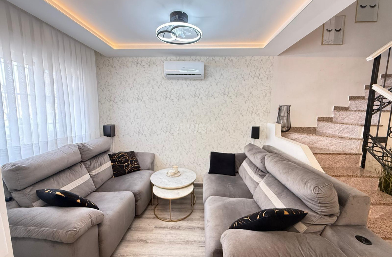 Odsprzedaż - Villa - Orihuela Costa - Villamartín