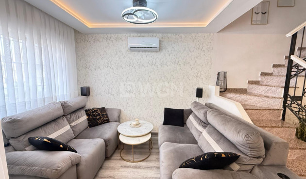 Odsprzedaż - Villa - Orihuela Costa - Villamartín