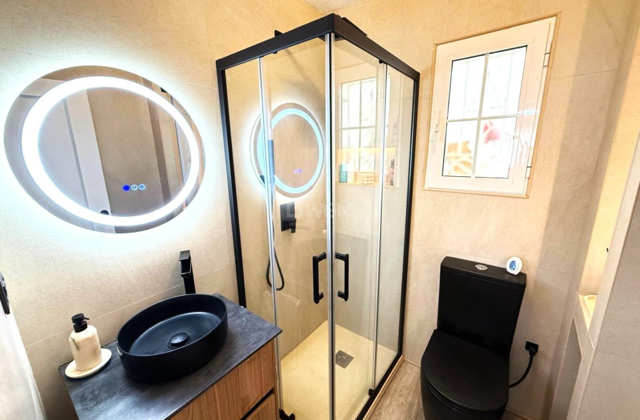 Odsprzedaż - Villa - Orihuela Costa - Villamartín