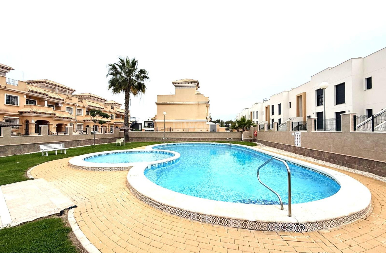 Odsprzedaż - Villa - Orihuela Costa - Villamartín