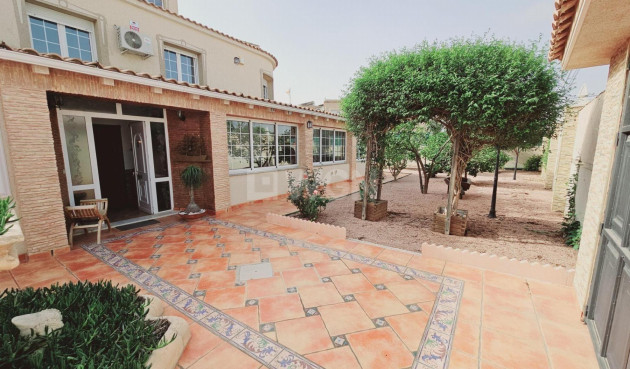 Resale - Villa - Torrevieja - La Siesta - El Salado - Torreta