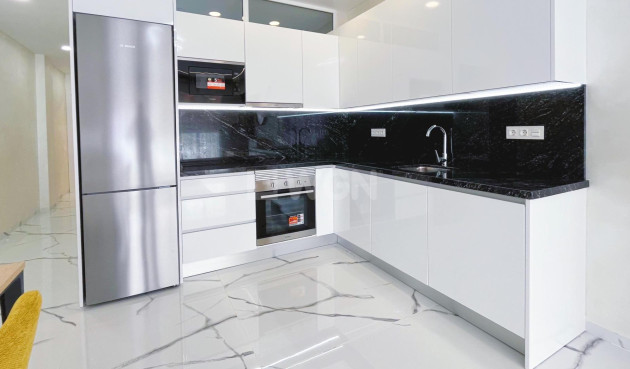 Odsprzedaż - Mieszkanie w bloku - Torrevieja - Playa del Cura