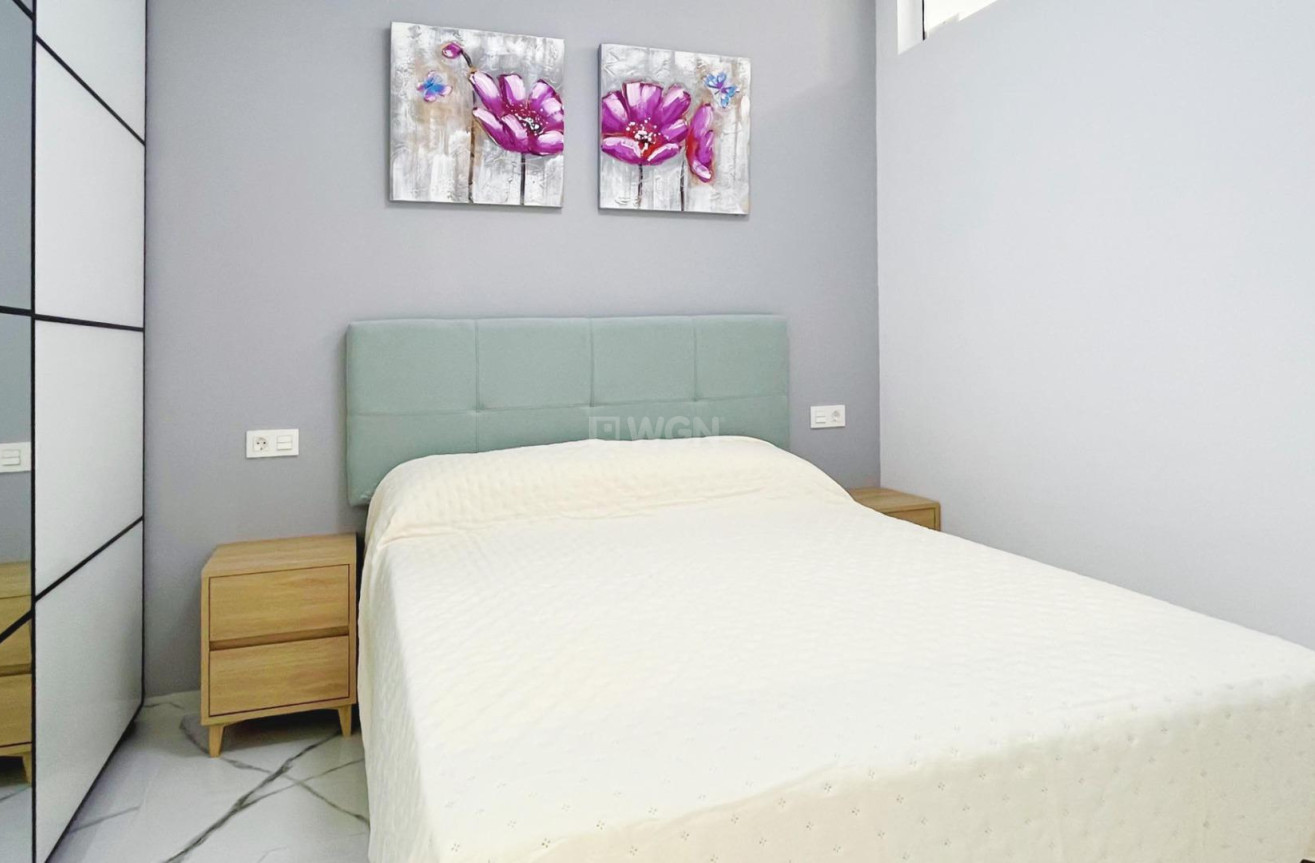 Odsprzedaż - Mieszkanie w bloku - Torrevieja - Playa del Cura