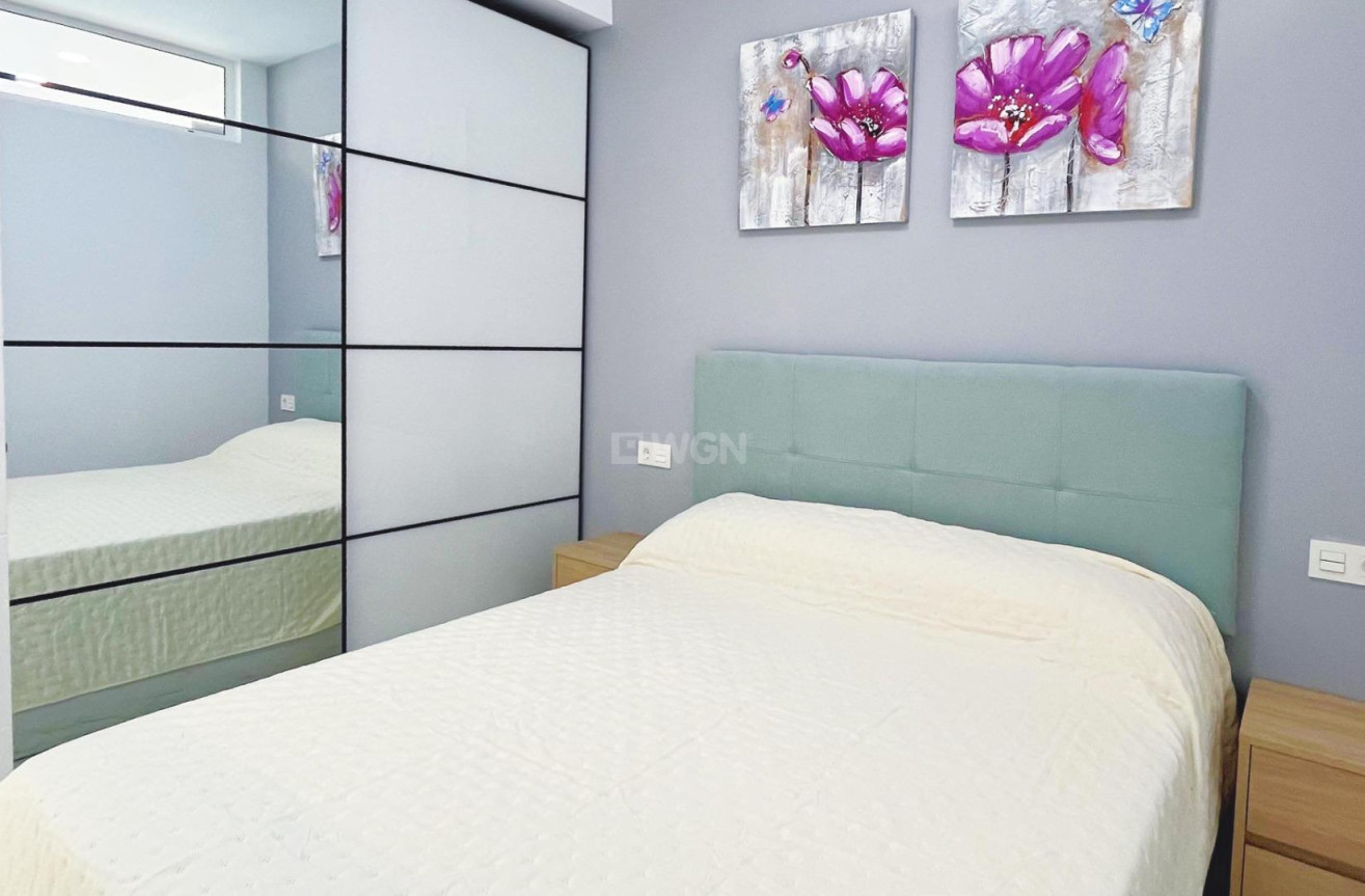 Odsprzedaż - Mieszkanie w bloku - Torrevieja - Playa del Cura