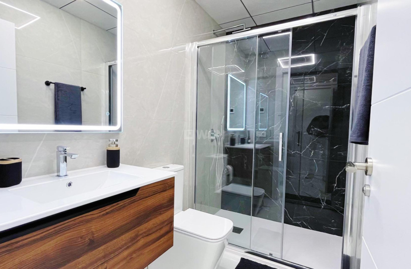 Odsprzedaż - Mieszkanie w bloku - Torrevieja - Playa del Cura