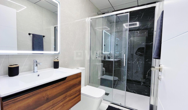 Odsprzedaż - Mieszkanie w bloku - Torrevieja - Playa del Cura