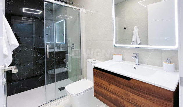 Odsprzedaż - Mieszkanie w bloku - Torrevieja - Playa del Cura