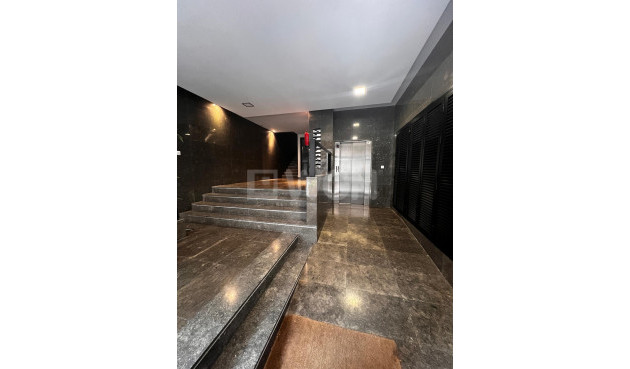 Odsprzedaż - Mieszkanie w bloku - Torrevieja - Centro - Muelle Pesquero