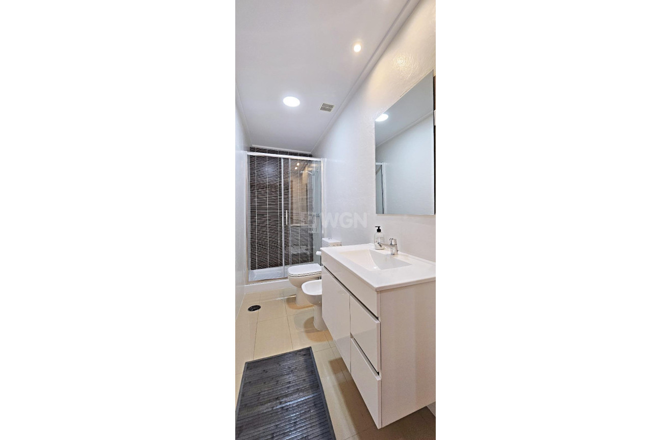 Resale - Apartment / flat - Torrevieja - Estacion De Autobuses