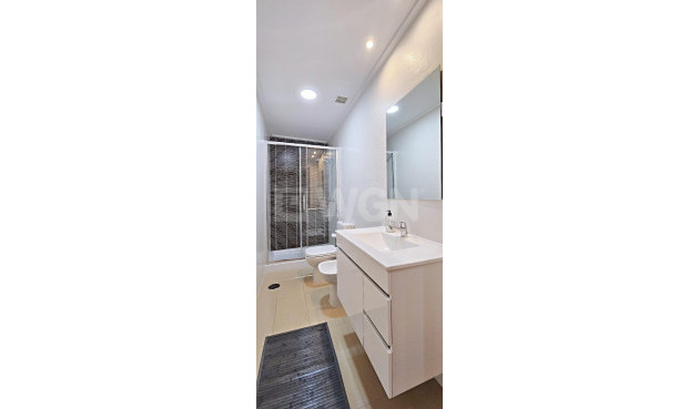 Resale - Apartment / flat - Torrevieja - Estacion De Autobuses