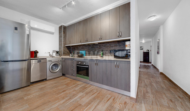 Odsprzedaż - Mieszkanie w bloku - Torrevieja - Playa del Cura