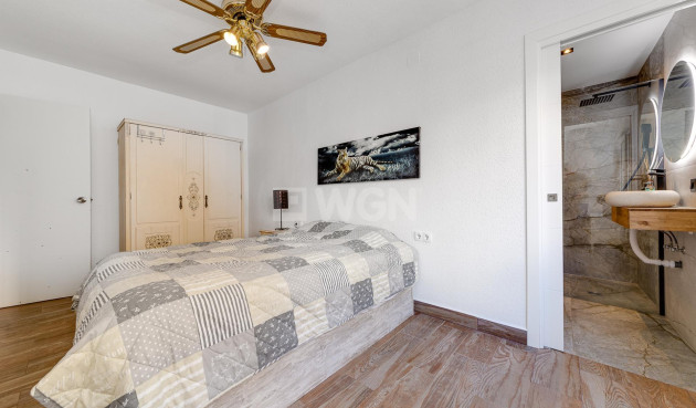 Odsprzedaż - Mieszkanie w bloku - Torrevieja - Playa del Cura