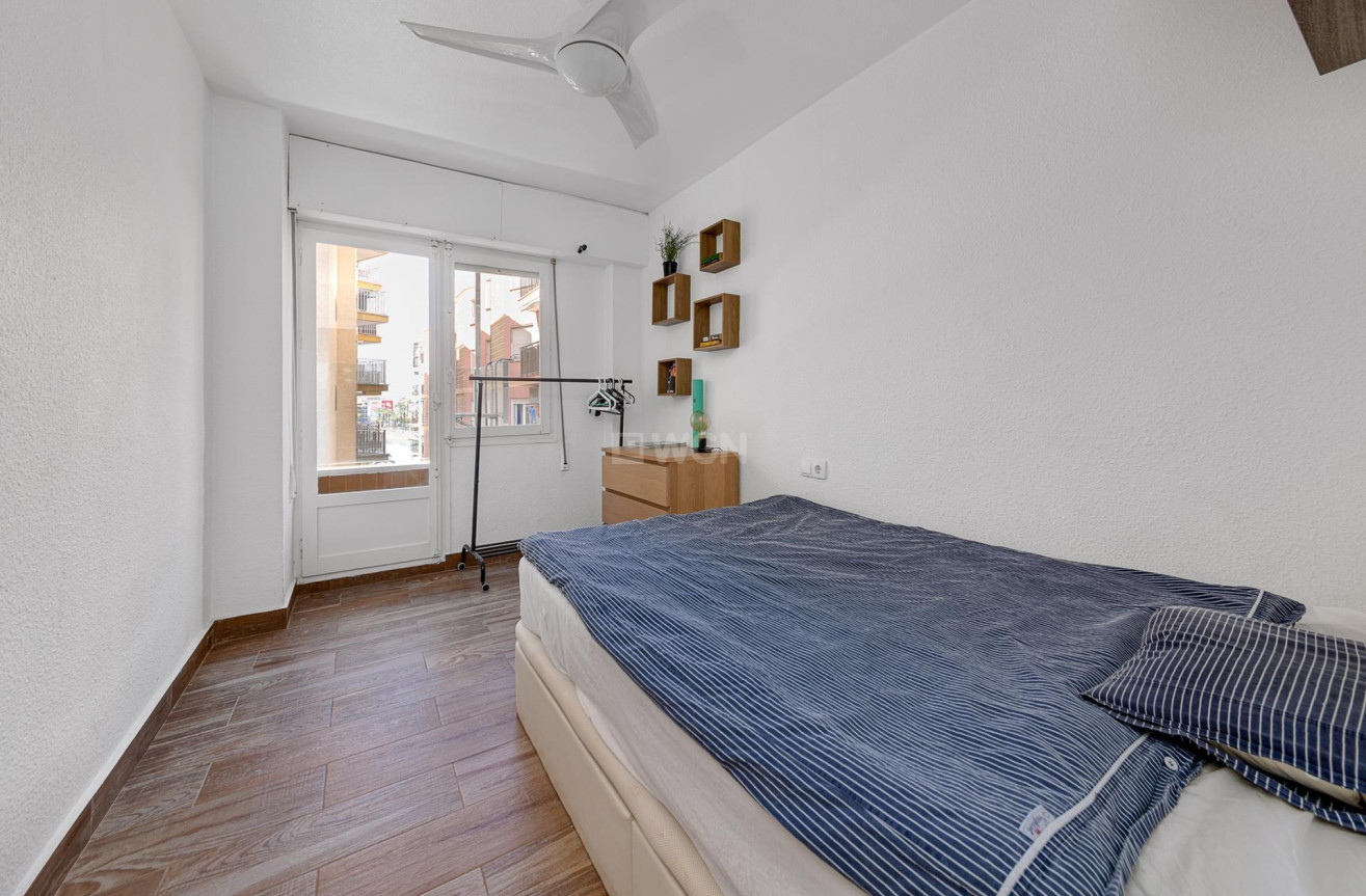 Odsprzedaż - Mieszkanie w bloku - Torrevieja - Playa del Cura