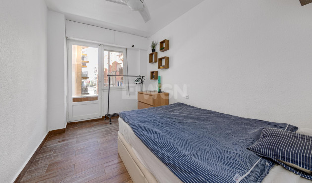 Odsprzedaż - Mieszkanie w bloku - Torrevieja - Playa del Cura