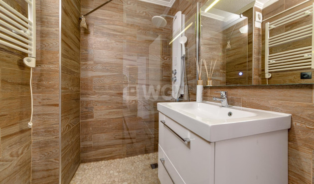 Odsprzedaż - Mieszkanie w bloku - Torrevieja - Playa del Cura