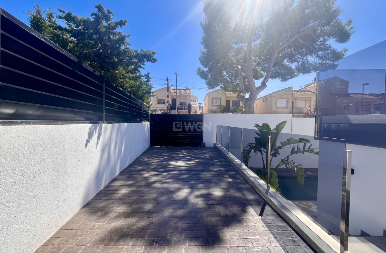 Odsprzedaż - Villa - Los Balcones - Costa Blanca