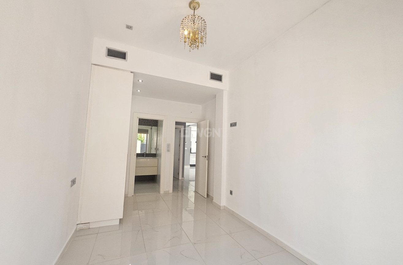 Odsprzedaż - Villa - Villamartin - Costa Blanca