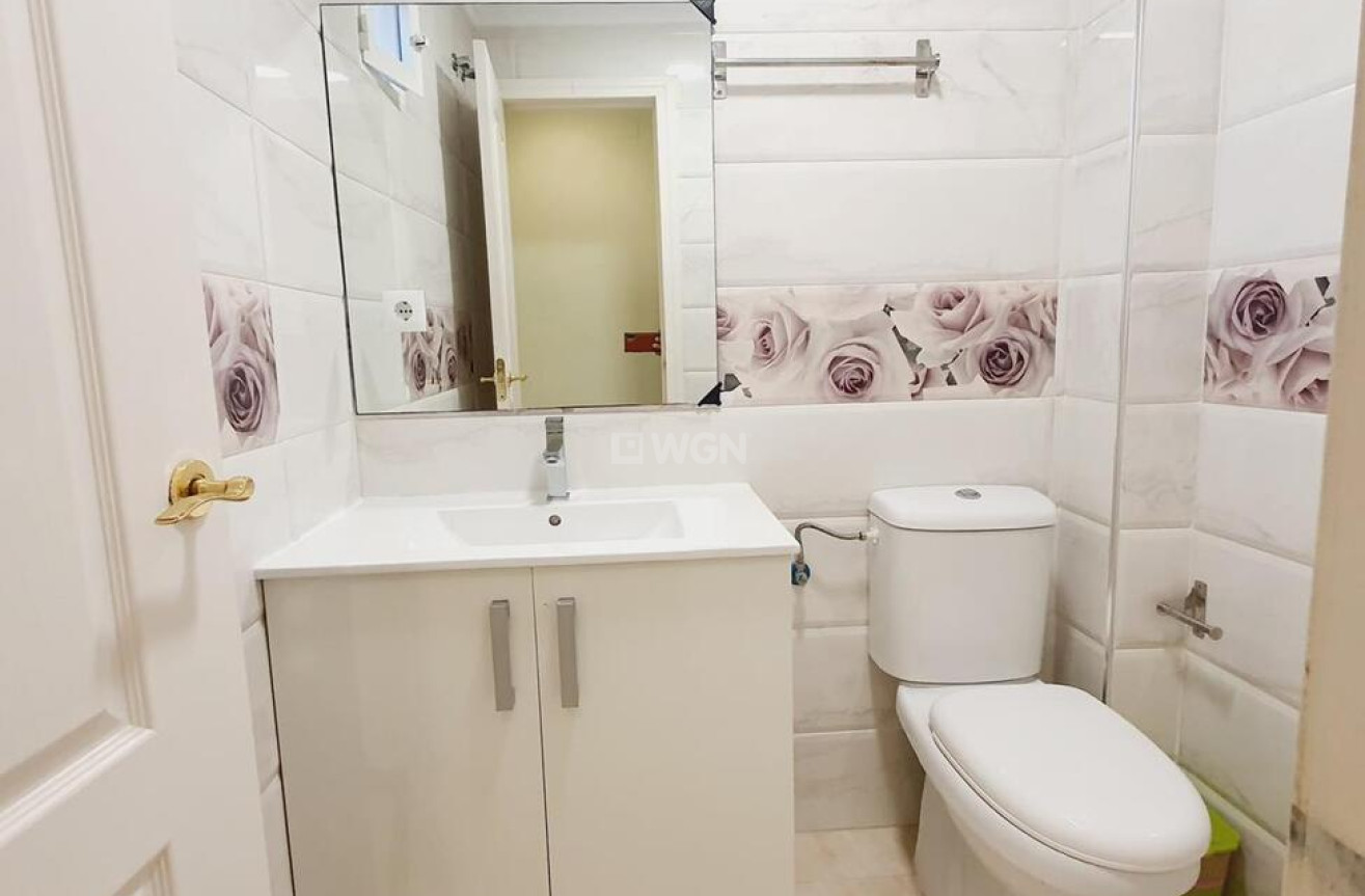 Odsprzedaż - Mieszkanie w bloku - Torrevieja - Centro