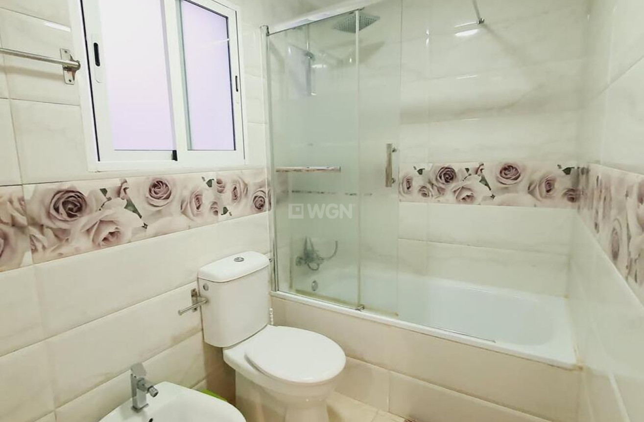 Odsprzedaż - Mieszkanie w bloku - Torrevieja - Centro