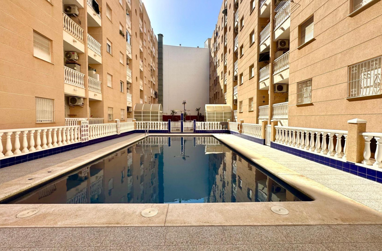 Resale - Apartment / flat - Torrevieja - Estacion De Autobuses