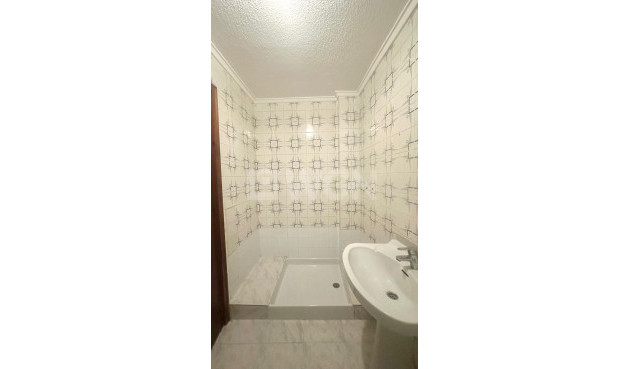 Resale - Apartment / flat - Torrevieja - Estacion De Autobuses