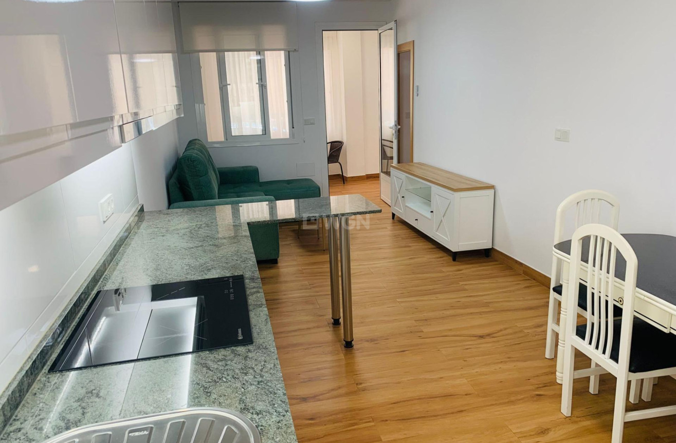 Odsprzedaż - Mieszkanie w bloku - Torrevieja - Playa del Cura