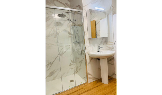 Odsprzedaż - Mieszkanie w bloku - Torrevieja - Playa del Cura