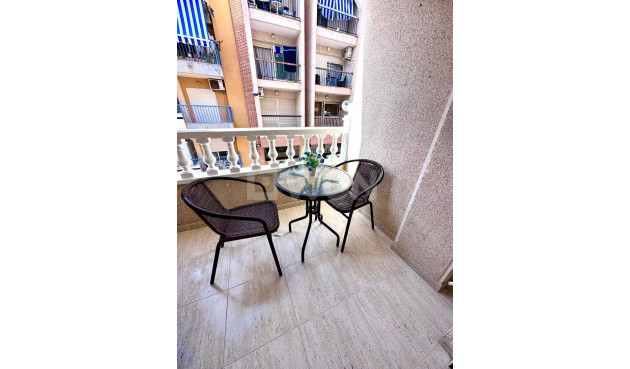 Odsprzedaż - Mieszkanie w bloku - Torrevieja - Playa del Cura