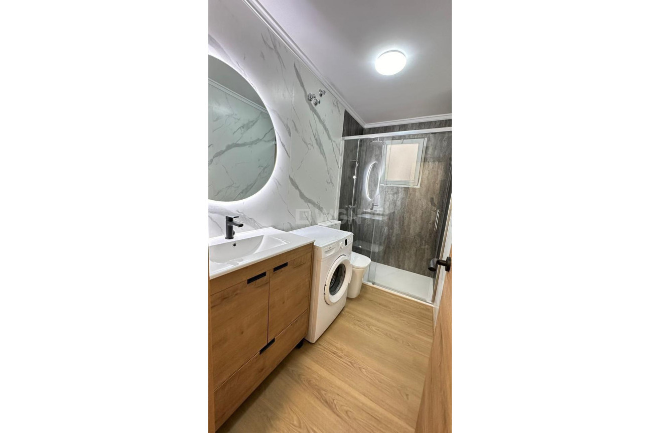 Odsprzedaż - Mieszkanie w bloku - Torrevieja - Playa del Cura