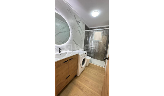 Odsprzedaż - Mieszkanie w bloku - Torrevieja - Playa del Cura