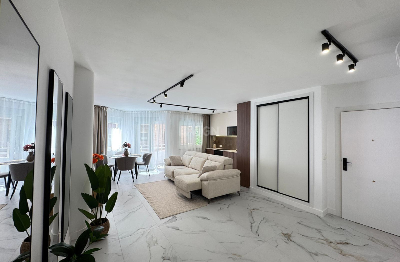 Odsprzedaż - Mieszkanie w bloku - Torrevieja