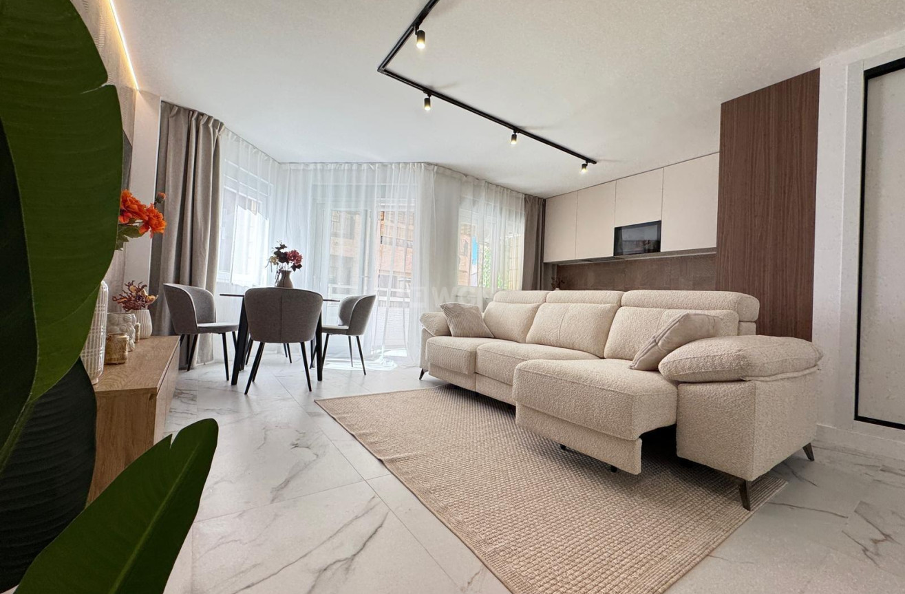 Odsprzedaż - Mieszkanie w bloku - Torrevieja