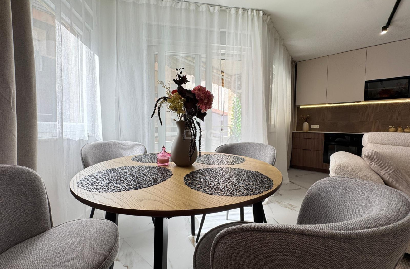 Odsprzedaż - Mieszkanie w bloku - Torrevieja